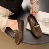 Zapatos Estilo Británico Primavera/Otoño Hebilla Piel Suave Muy Caliente 2026 Mocasines Slip-on Nuevos Suela Suave Zapatos de un Solo Color Zapatos Pequeños de Piel Mujer