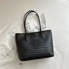Bolso de Hombro Tejido de Gran Capacidad Retro Vanguardista Otoño/Invierno 2026 Nuevo Estilo Moderno Versátil Bolso de Mano para el Trabajo y el Viaje