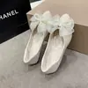 Sapatilhas Pointed Toe Slip-On com Laço e Pérolas para Mulheres, Novo Estilo Primavera 2025, Mocassins Planos Estilo Coreano Inspirados em Chanel para Mulheres