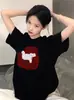 Camiseta de manga corta 100% algodón para mujer de 150 kg, nuevo modelo de verano 2026, con un elegante diseño en los hombros, estilo American high street, top holgado de media manga