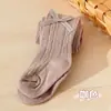 Meia-calça Nova de Primavera e Outono para Crianças com Design de Laço, Leggings para Meninas para Usar por Cima, Design de Entrepernas Aberto, Meia-calça de Nove Pontos para Bebê