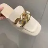 Chinelos Femininos de Verão para Exterior, Meio Cobertos, Novo Estilo de Verão 2025, Mules Femininos de Bico Quadrado Baixo, Sapatos Slip-On da Moda