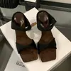Nova Coleção Verão 2026: Sandálias Femininas Slip-On Quadradas com Estampa de Leopardo, Salto Fino, Detalhe de Laço e Design Aberto na Ponta