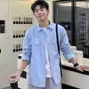 Camisa versátil de manga larga para hombre, ajuste casual de primavera, chaqueta azul claro, camisa casual con un look en capas fresco y elegante, estilo workwear