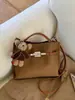 Bolsa Pequena Retro de Alta Qualidade para Uso Diário Transfronteiriça Feminina 2026 Nova Versátil Bolsa Transversal Bolsa de Mão Super Quente Bolsa para Mãe e Filho