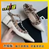 2025 Nuevos Tacones de Cuña con Punta Aguda y Remaches de Diseño de Nicho para Mujer con Tira Cruzada Estilo Retro Zapatos de Tacón Alto para Viajar al Trabajo