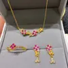 Colar com Pingente de Flor Estilo Francês Levemente Luxuoso Estilo Socialite com Studs de Diamante Escovados, Anel de Trevo de Quatro Folhas de Coríndon Vermelho, Brincos de Pedras Coloridas para Mulheres