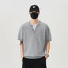 Camiseta de Verão Novo Estilo Falsa Duas Peças com Decote em V e Manga Curta para Homens, Marca Moderna com Toque de Luxo, Camiseta de Malha com Manga Meia-Manga Ajustada na Cintura para Homens