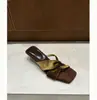 Sandálias Francesas de Salto Grosso com Tiras Cruzadas, Estilo Nicho, para Mulheres, Adequadas para Uso ao Ar Livre, Novo Modelo de Verão 2026, Sandálias Vermelhas para Combinar com Vestidos