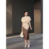 Elegante top de manga corta para mujer, camiseta casual de satén con dobladillo corto para el verano 2026, suministro en vivo para distribución transfronteriza