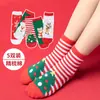 Calcetines de algodón para niños nuevos de primavera, verano, otoño e invierno, calcetines de tubo de fresa de dibujos animados rojos para niñas, estudiantes, bebés, al por mayor