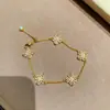 Pulsera de Cinco Flores con Mortero de Cruz de Diamante Completo de un Solo Lado Joyería de Mortero de Diamante Deslumbrante Dorado Antiguo para Mujeres