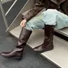 Botas de montar de estilo británico, piel de plena flor, corte recto, colección otoño/invierno 2026, tacón medio grueso, puntera redonda, con hebilla, piel genuina, botas altas largas para mujer