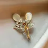Broche de Hoja Dorada para Mujer, Pin de Moda Exquisito de Gama Alta para Traje, Accesorio de Abrigo de Nuevo Estilo de Lujo Ligero