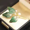 Broche de Flor de Terciopelo con Hoja, Patrimonio Cultural Inmaterial Nacional de Estilo Chino con Gradiente Verde, Elegante Broche de Rama de Flor de Perla de Nicho para Prevenir la Exposición para Mujeres