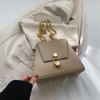 Bolsa Pequena Quadrada Trapezoidal Feminina Verão Cor Sólida Nicho Versátil Transversal 2023 Nova Moda Trava Corrente Bolsa Feminina