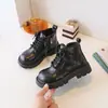 Botas de couro estilosas e da moda para estudantes, botas Martin de outono e inverno 2026 para meninas, botas de cano curto estilo coreano para meninas, botas curtas infantis