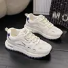 Novos Sapatos Femininos de Verão 2026, Tênis de Corrida Respiráveis com Solado Grosso, Sapatos Casuais Esportivos Leves Brancos para Estudantes