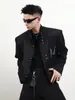 Blazer corto negro deconstruido único con hombreras para hombre, estilo otoño, con un look fresco y sofisticado, cuello mao, traje estilo americano