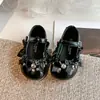 Sapatos Pequenos de Couro Cor Pura Boca Rasa Estilo Princesa Laço de Fita com Strass Doce Verão 2025 Novidade Meninas Sapatos Pequenos