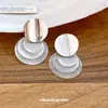 Brincos Redondos de Concha com Pino de Prata Estilo 2026, Brincos da Moda e Exquisitos Estilo Coreano Estilo Ins, Acessórios de Orelha Versáteis de Alta Qualidade