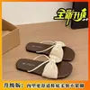 Sandálias Flip-flops Femininas 2026 Amigáveis aos Dedos do Pé Clip Aperto Sapatos Outono Tamanho Plus Decoração Não Laço Tiras Finas Tecido para o Pé Solto