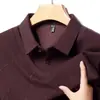 Nueva colección de otoño de camisetas de manga larga para hombres de mediana edad y mayores, con un diseño casual tipo camisa de dos piezas, corte holgado y cuello tipo polo.