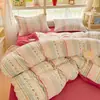 Juego de ropa de cama de cuatro piezas de terciopelo de leche, cálido para invierno, de alto gramaje, adecuado para dormitorios universitarios y habitaciones, con diseño Fair Isle, incluye sábana bajera y funda de edredón.
