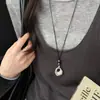 Nova Corrente de Suéter com Pingente Redondo Plissado de Corda de Couro Design de Nicho Sentido de Moda Individual Versátil Acessórios de Colar Atacado