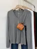 Camiseta popular de este año con cuello en V y manga larga para mujer, suave y cómoda, top interior versátil, elegante para ir al trabajo, capa base de otoño