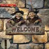 Los productos de madera son de venta caliente a través de las fronteras, con letreros de brujas de Halloween disponibles para varios lugares, suministrados exclusivamente para venta al por mayor en los pequeños mercados de Yiwu.