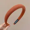 Faixa de cabeça larga de tricô minimalista e elegante estilo coreano para mulheres, novo modelo 2026, adequada para uso diário, projetada para realçar a aparência da linha do cabelo e pode ser usada como faixa de cabeça para lavar o rosto ou presilha de cabelo