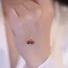 Collar con colgante de cereza roja de alta calidad japonés y coreano para mujer, cadena de clavícula con diseño de nicho de lujo ligero de verano, elegante y exquisito collar.