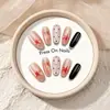 Unhas postiças artesanais em alta no TikTok, com designs de olho de gato, estrela e bolinhas, simples e que valorizam, para um tom de pele radiante e uniforme.