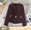Venta al por mayor transfronteriza de atuendos profesionales marrones nuevos de otoño e invierno: Conjunto de dos piezas de blazer de manga larga y pantalón ancho para mujer, moderno