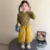 Conjunto con capucha a rayas amarillas estilo coreano para niñas, nuevo conjunto de dos piezas de moda primavera y otoño 2026 para niñas con estilo