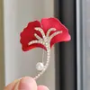 Nuevo broche de aleación para mujer, moderno y de alta gama, pin de lujo nicho para abrigos y trajes, simple y elegante, broche versátil
