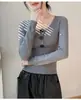 Suéter de punto básico para mujer de principios de otoño 2026, diseño de botones delicado, tejido de punto con cuello en U, top pullover corto ajustado, moderno