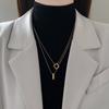 Acero Titanio Collar de Doble Capa con Etiqueta Redonda con Letra que no se Desvanece Cadena para Clavícula para Mujer Diseño Nicho de Lujo Ligero Cadena para Suéter de Alta Gama Moderna