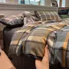 Juego de ropa de cama de cuatro piezas de gasa de doble capa estilo minimalista clase A para maternidad, amigable con la piel para dormir desnudo, sábana y funda de edredón, juego de tres piezas para dormitorio de estudiante
