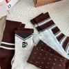 Meias listradas color block estilo coreano para mulheres com cores vintage, etiqueta de tecido listrado Keloqi, bordado de gatinho, meias largas para meninas