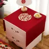 Mesita de noche para Boda China Cubierta de Tela Estampada Festiva de Sedas y Satenes con Palabras Felices Decoración de Dormitorio de Boda Habitación de Boda