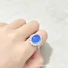 Anillo de calcedonia azul cabujón de lujo con engaste completo de diamantes, anillo para mujer con piedra preciosa incrustada en plata, moda vintage con un toque de alta gama, ajustable