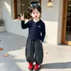 Conjunto súper lindo para niña, nuevo y elegante para otoño 2026, conjunto de dos piezas con pantalones de pierna curva a rayas para bebé niña de otoño