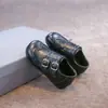 Novos sapatos infantis de couro estilo britânico para outono, para meninos e meninas, textura retrô, casuais, com fecho de velcro, sola macia, confortáveis e antiderrapantes para bebês
