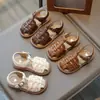 Sandalias para niña de punta cerrada caladas 2025 verano nuevos zapatos para niños zapatos de princesa para niño suela suave tejidos zapatos de bebé
