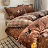 Juego de ropa de cama de cuatro piezas de terciopelo de leche para invierno, acolchado engrosado y forrado de felpa, sábana doble y funda de edredón