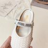 Sandalias tejidas de punta cerrada de moda versátiles para niñas, con letras de pedrería y suelas suaves, para niños y niñas pequeñas, verano 2026