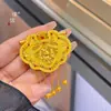 Tienda de oro con el mismo estilo de bolso con cerradura de puerta de emperador de oro arena colgante de seda hueca con incrustaciones de dragón y fénix chengxiang collar cadena de clavícula