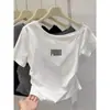 Nova Camiseta Feminina 2026, Manga Curta, Ombro a Ombro, Slim Fit, Fashion, Design Casual, Top Branco para Verão